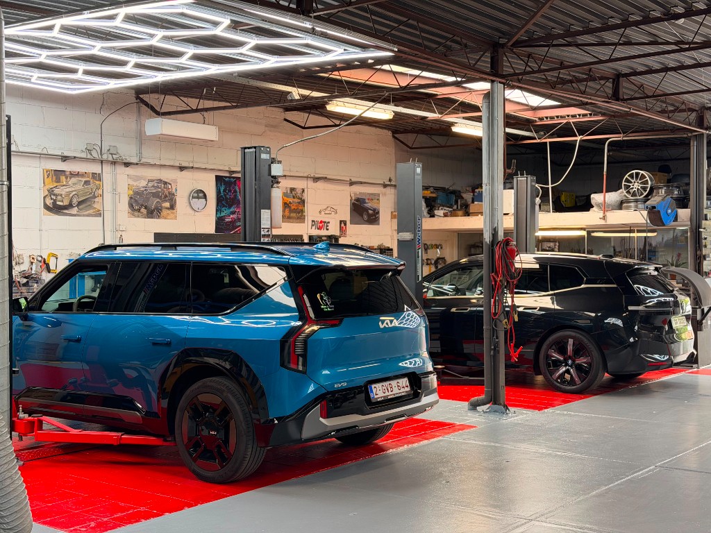 Elektrische SUV in de werkplaats