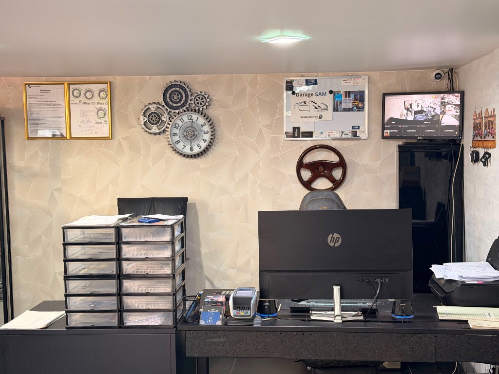 Werkplaats van Garage SAM met bandenopslag