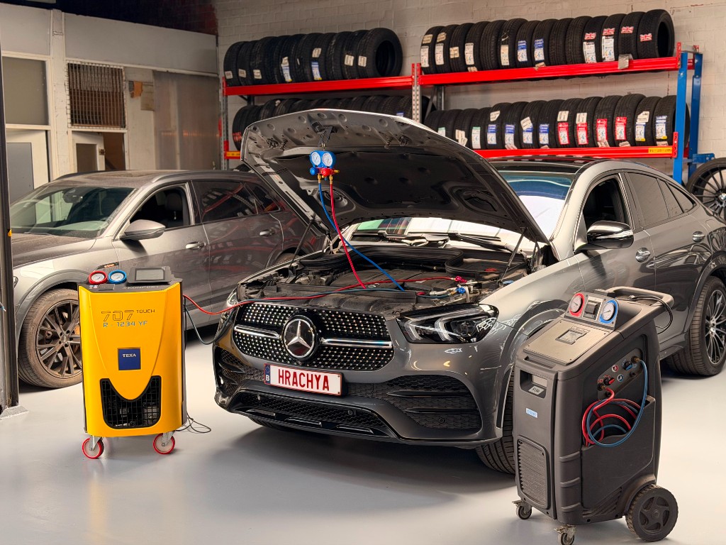 Airco-onderhoud met twee vulstations op een Mercedes